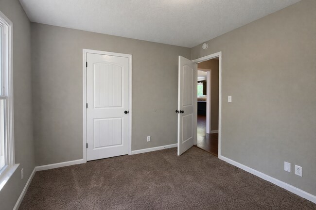 Building Photo - $1500 3 Bedroom 2 Bath Modern Brick Home!