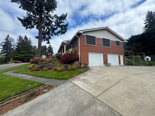 Building Photo - Stunning Three Bedroom With Amazing Views!