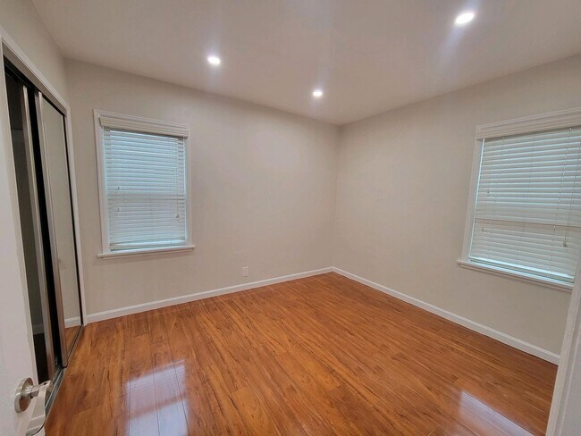 Building Photo - 2221