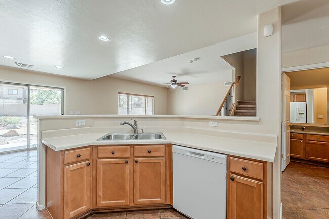 Building Photo - Pet-Friendly 4 Bedroom Rental in Tucson wi...