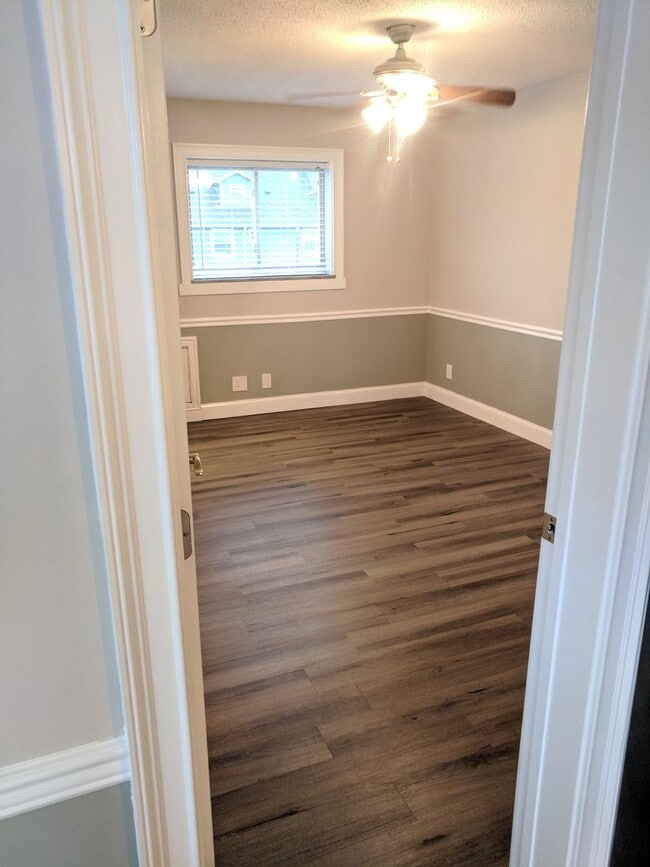 Building Photo - Gorgeous  1BR Condo Near UTK | Parking, On...