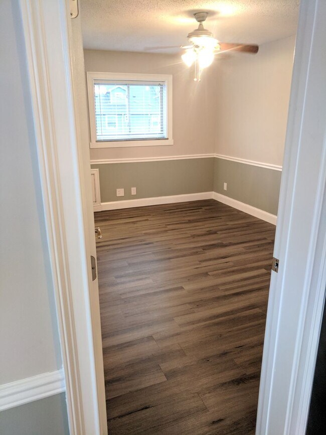 Building Photo - Gorgeous  1BR Condo Near UTK | Parking, On-site Laundry