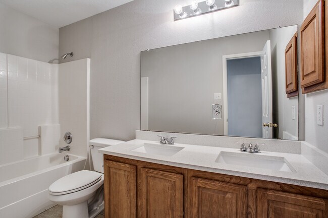 Building Photo - 2201 Itasca Dr