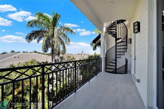 Building Photo - 425 N Ocean Blvd