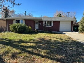 Building Photo - Private Lakewood Home