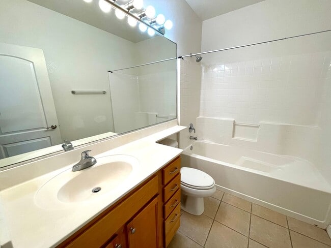 Building Photo - Great 3 Bedroom Duplex near the Kingman Hospital!