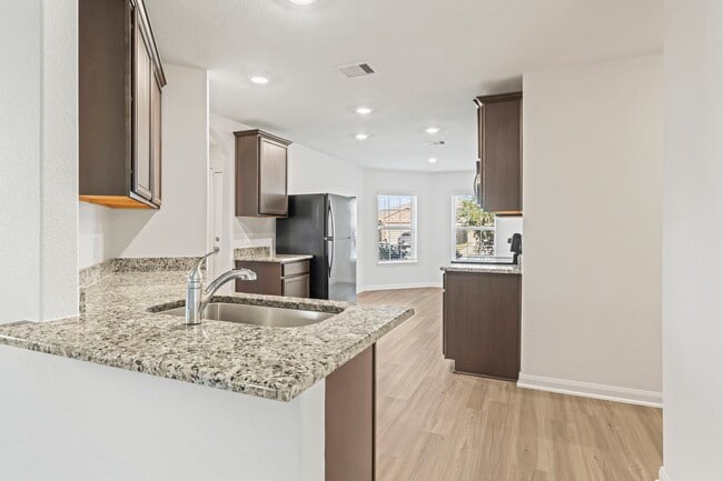 Building Photo - 15231 Central Lakes Dr