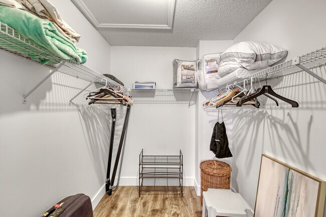 Building Photo - 300 E Club Cir