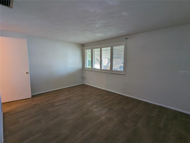 Building Photo - 4233 Hillsdale Dr