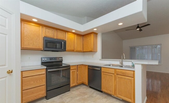 Building Photo - Welcome to this spacious 5-bedroom, 2-bathroom home in Nampa, ID