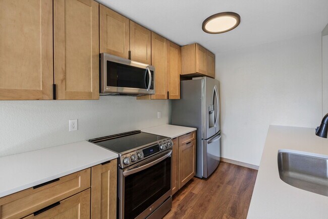Building Photo - 777 Saturn Dr