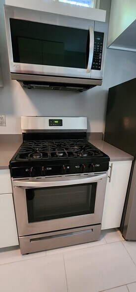 Stove and microwave - 415 Willow Ln