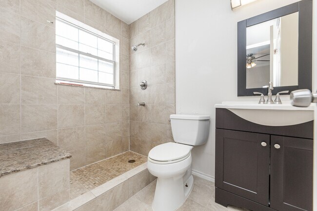Building Photo - 2101 Fountain View Dr
