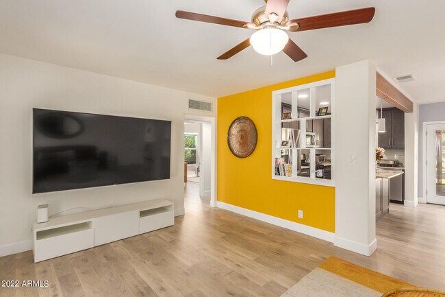 Building Photo - 1106 W Glenrosa Ave