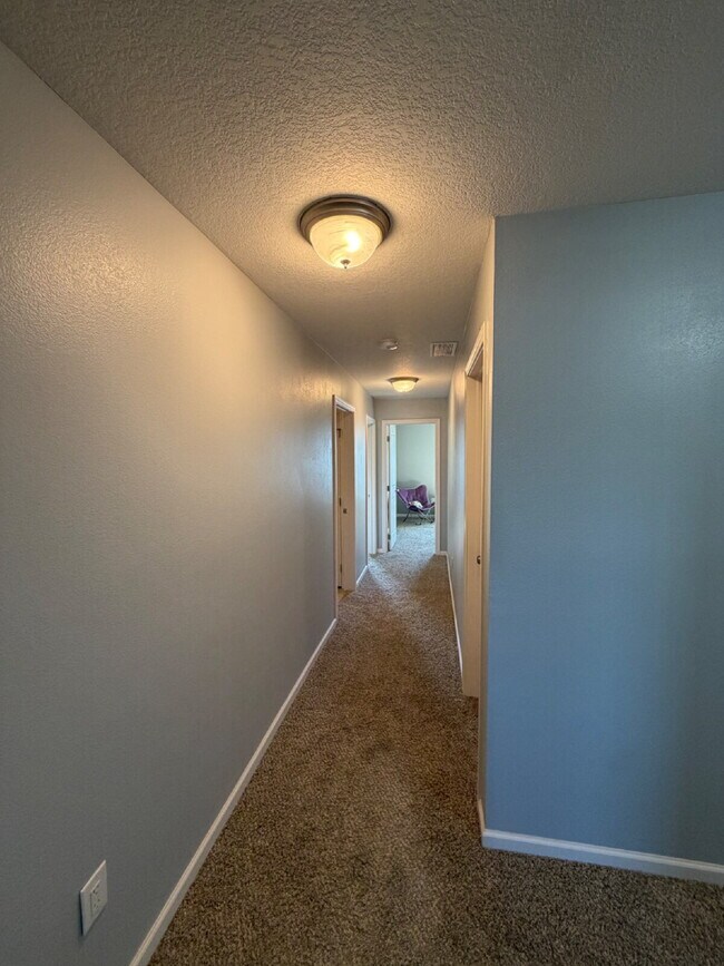 Building Photo - Charming 3-Bed 2.5-Bath Townhouse with Granite Finishes Near Jordan Creek Town Center