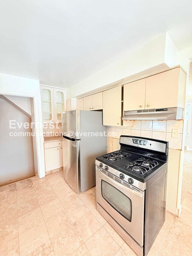 Building Photo - 3 Bed/2 Bath Home with Fenced Yard / Pet-Friendly / Vouchers Accepted / Available Now!