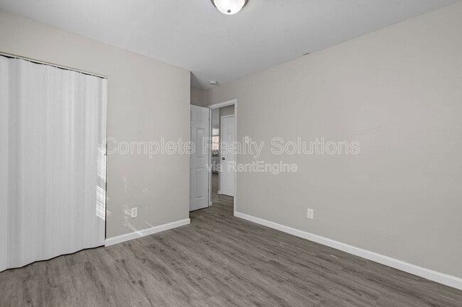 Building Photo - 10432 Royal Dr