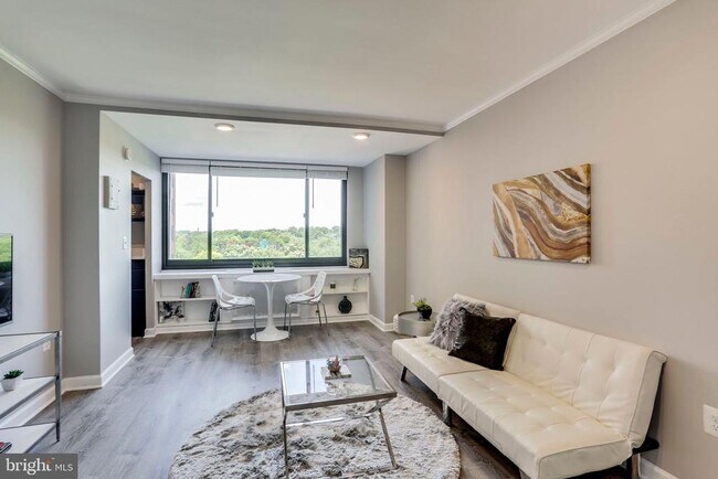 Building Photo - 1021 Arlington Blvd