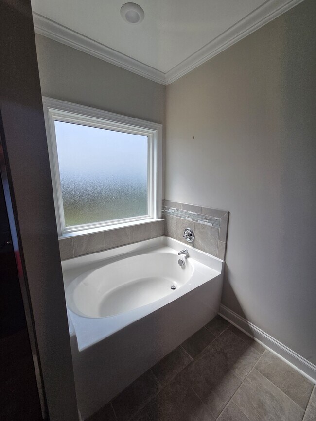 Building Photo - 2105 Thornbury Cove