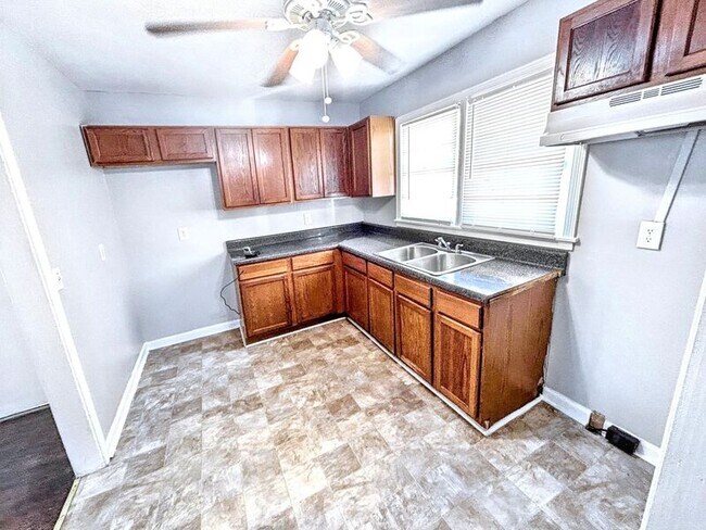 Building Photo - 1601 1st St S