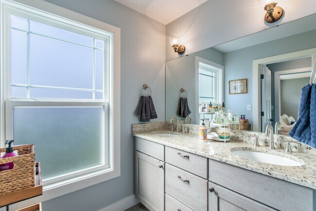 Building Photo - Fully Furnished