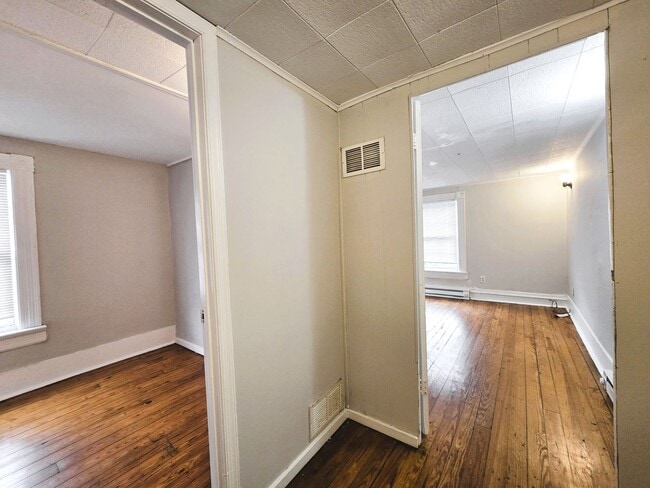 Building Photo - Three Bedroom House off of Campbell Avenue!