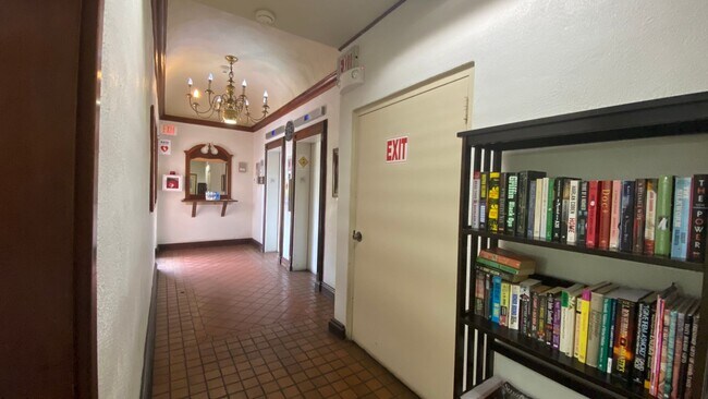 Building Photo - 1 Bedroom 1 Bath Unit for Rent in Punahou ...