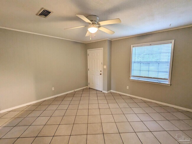 Building Photo - 5185 Hilltop Dr
