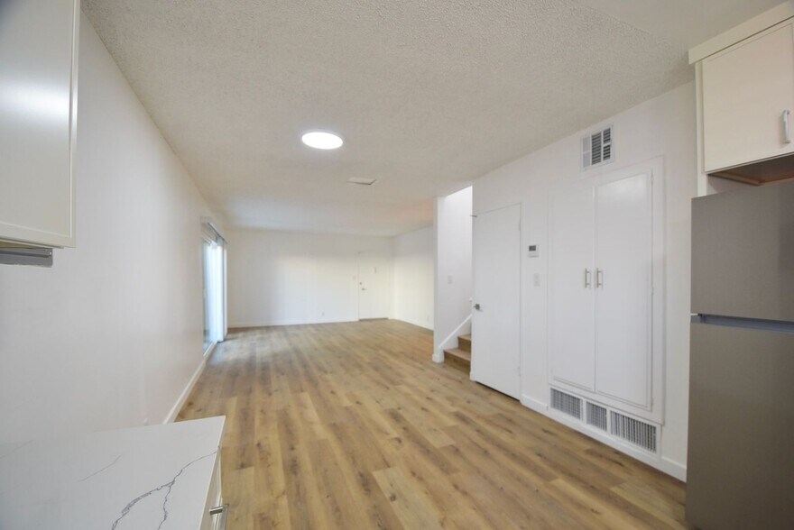 Building Photo - 10855 Morrison St