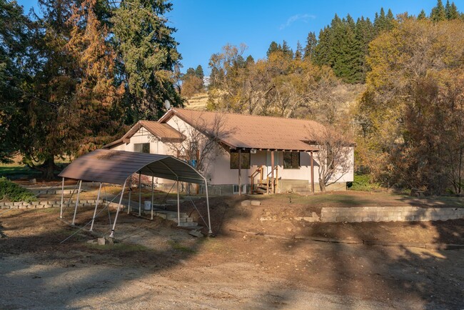 Building Photo - 3 Bedroom 1 Bath