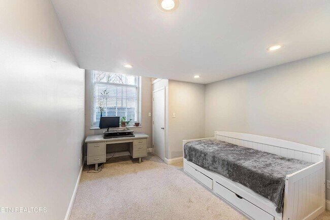 Building Photo - 523 N Bertrand St