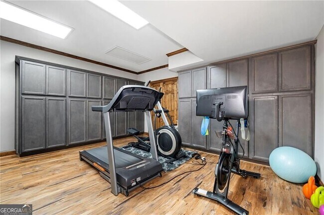 Building Photo - 5281 Laurel Ln