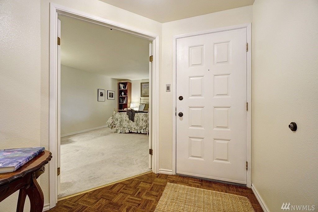 Entry Hall - 16929 Inglewood Rd NE