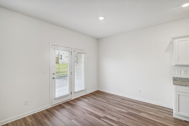 Building Photo - Fantastic 3bd/2.5ba home! Coming soon!