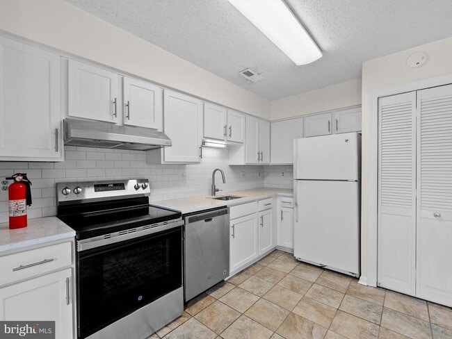 Building Photo - 2178 Mager Dr