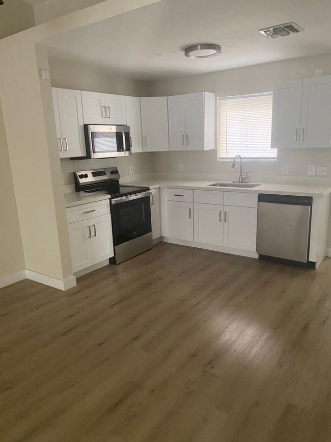 Building Photo - Newly Remodeled 2 bed 2 bath Town-homes in Central Phoenix!! Gated and Pool *** Move-in Special! ...