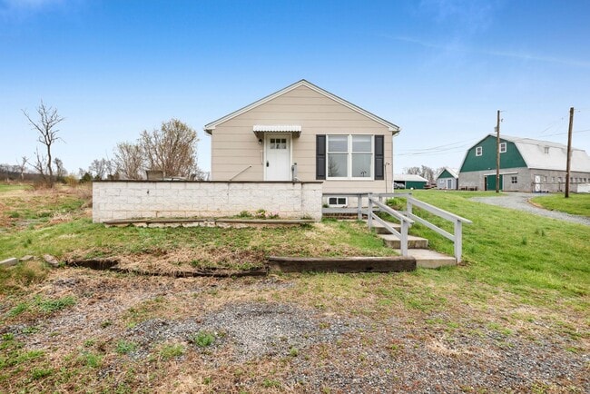 Building Photo - Fully Furnished Bright & Comfortable 1-Bedroom Cottage Available for Rent