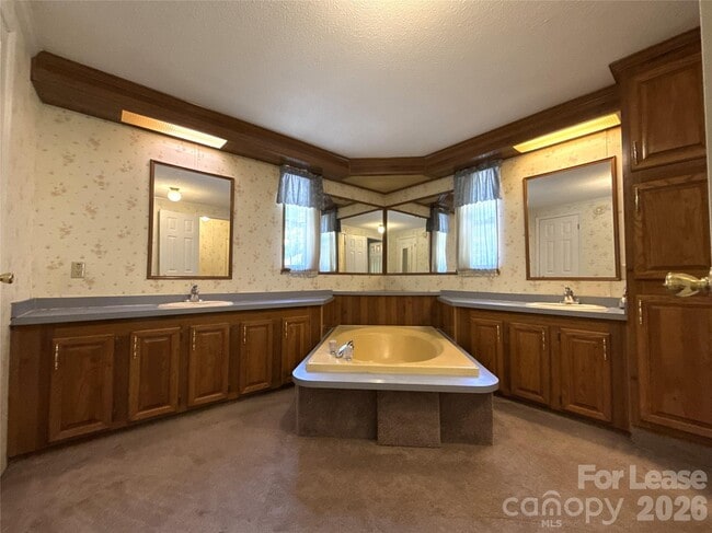 Building Photo - 2039 Vista Rd