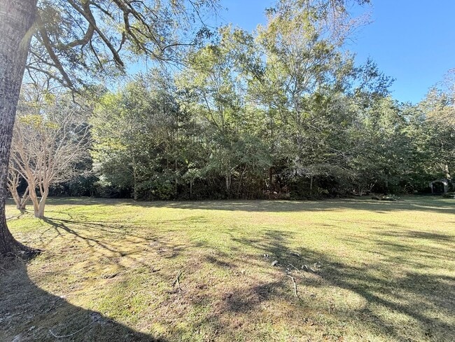 Building Photo - Spacious 3 Bed/2 Bath Home - 0.82 Acre Lot