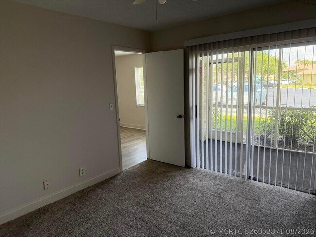 Building Photo - 1546 SE Royal Green Cir
