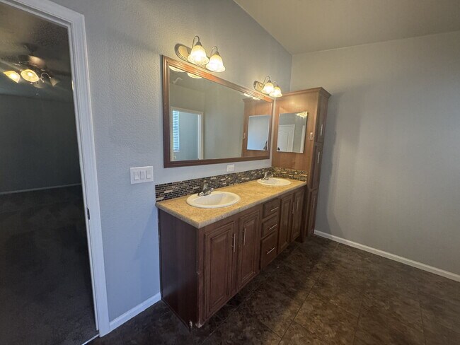 Building Photo - "Spacious 3-Bedroom Oasis with 2 Full Baths on Mount Rainier Ave, Las Vegas – Your Perfect Retrea...