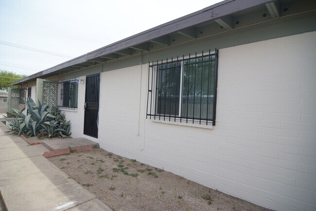 Building Photo - Remodeled 2 Bedroom 1 Bath Triplex! Close ...