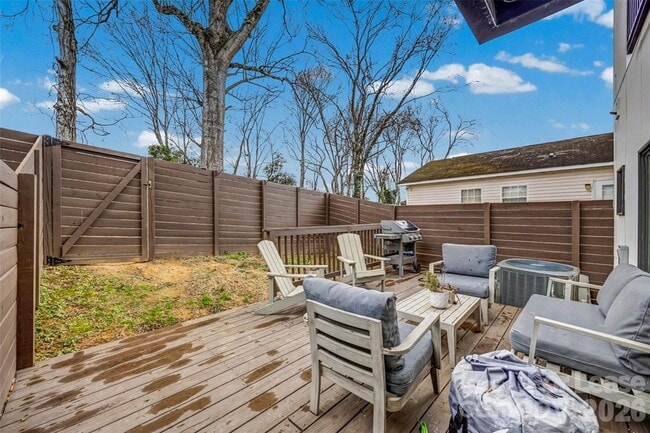 Building Photo - 840 E 18th St