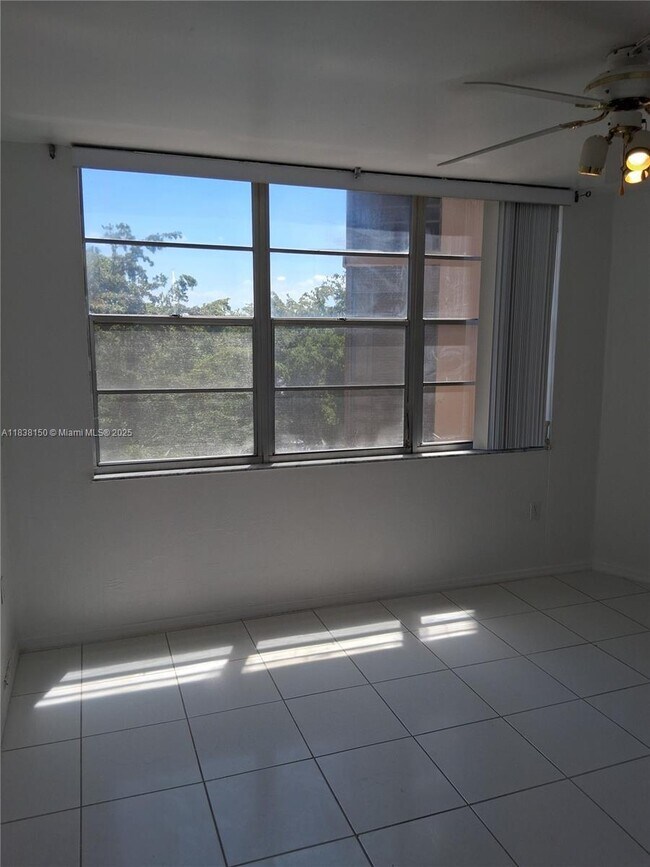 Building Photo - 1400 St Charles Pl
