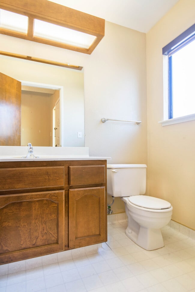 Building Photo - Excellent 3 Bed 2.5 Bath Town Home!