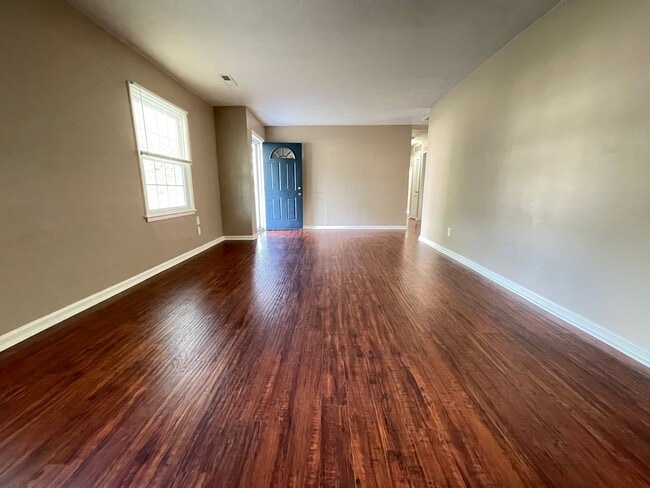 Building Photo - AVAILABLE NOW! 4 BEDROOM 2 BATH SINGLE FAMILY HOME IN CAROLLANE FARMS