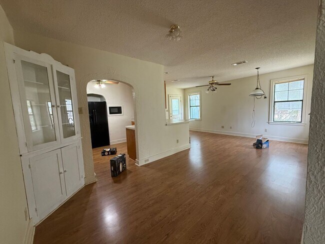 Building Photo - Pensacola - East Hill - 4 bedrooms, 3 bathroom - Mother in Law suite