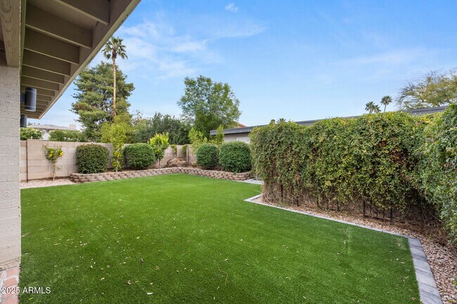 Building Photo - 8649 N Willowrain Ct