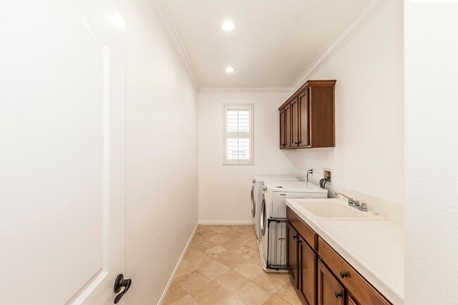 Building Photo - Large 3 Bed 2.5 Bath Home Available In Eas...