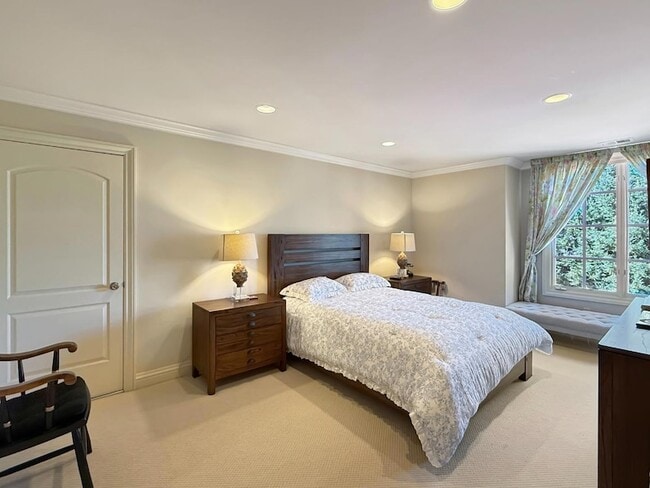 Building Photo - 1526 Hillview Dr